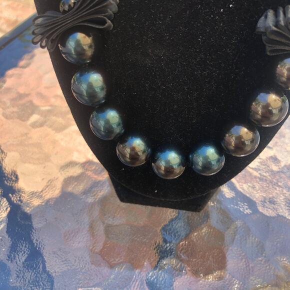 Vintage Women's Black Faux Pearl Necklace with Interspersed Dark Fabric Bows - Picture 3 of 6